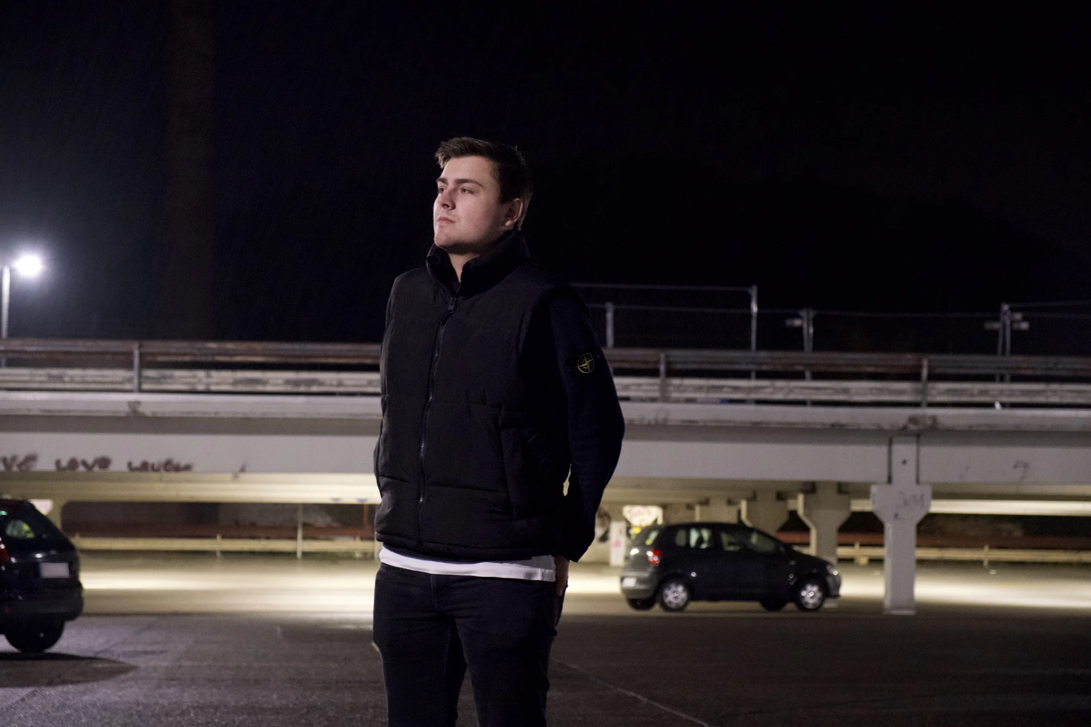 Nick bei Nacht auf einem beleuchteten Parkdeck